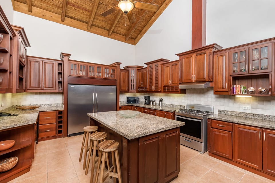 Family Villa | Private kitchen | Full-size fridge, microwave, oven, stovetop