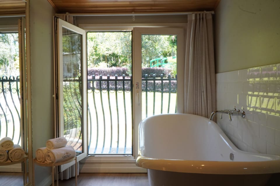 Deluxe Double Room, City View | Bathroom | Free toiletries, hair dryer, towels, soap