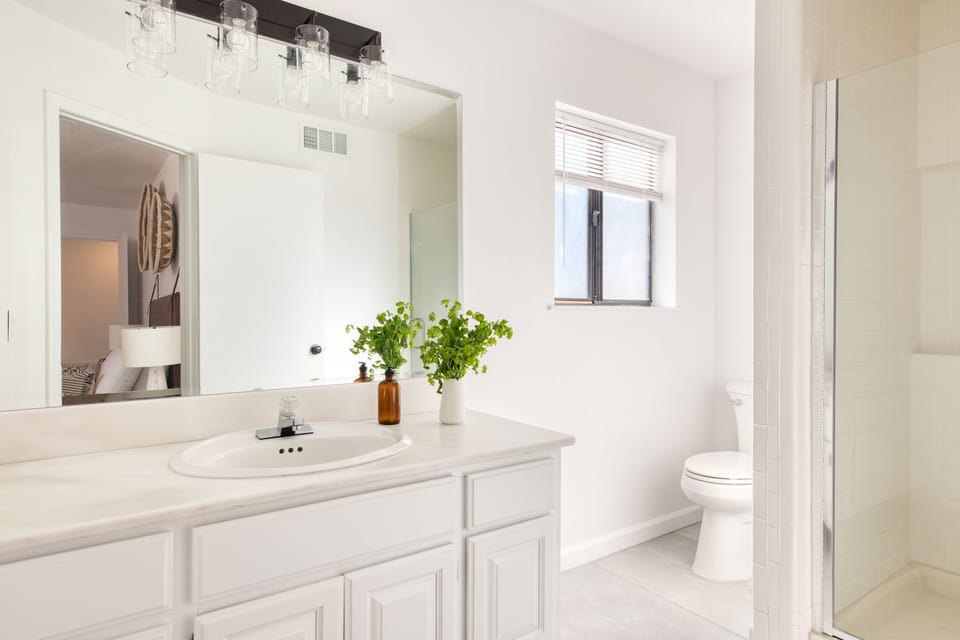 Bedroom 3's ensuite.
