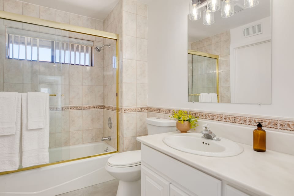 Bedroom 2's ensuite.