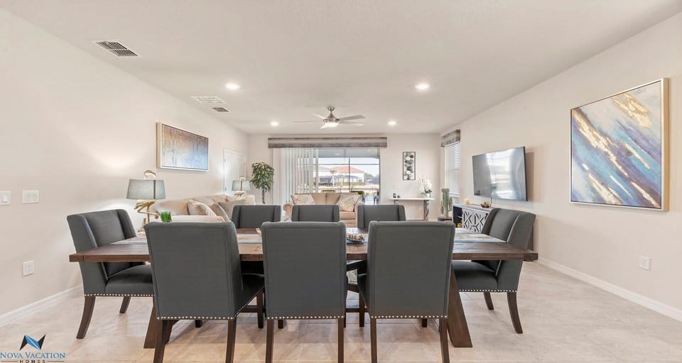 Spacious dinning area. Dine & entertain in style.