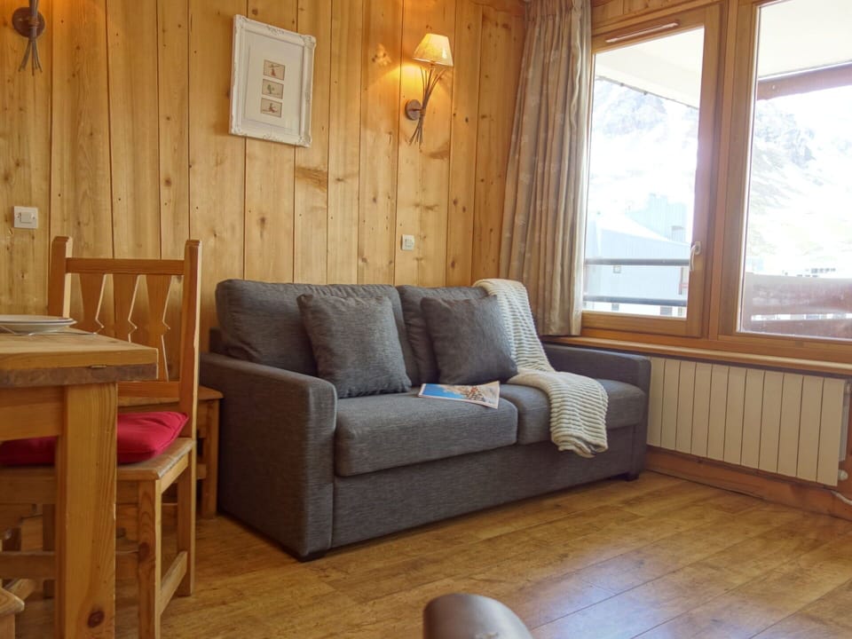 Furniture, Property, Couch, Window, Wood, Comfort, Interior Design, Living Room, Flooring, Floor