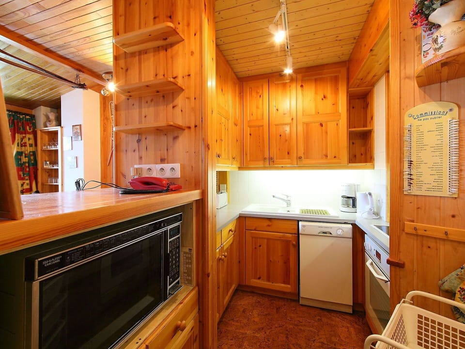 Room, Countertop, Property, Furniture, Kitchen, Cabinetry, Building, Wood Flooring, Interior Design, Ceiling