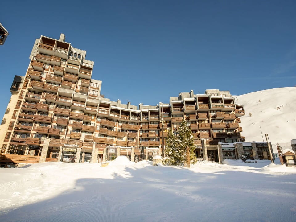 Sky, Building, Snow, Urban Design, Condominium, Residential Area, Tower Block, Facade, Landscape, City