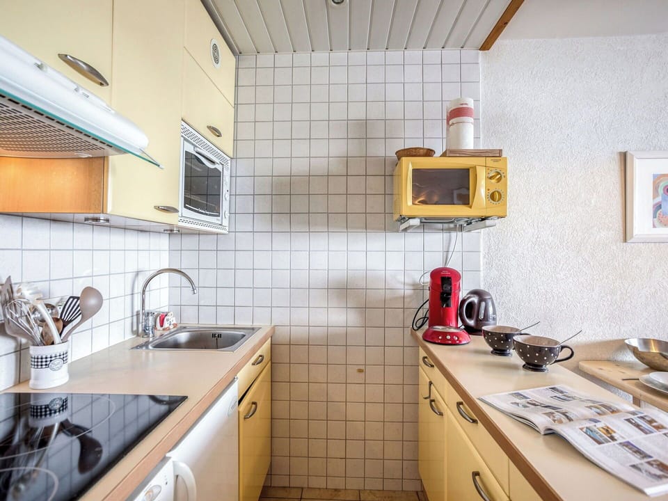 Tap, Kitchen Sink, Cabinetry, Sink, Countertop, Property, Plumbing Fixture, Kitchen, Wood, Kitchen Stove