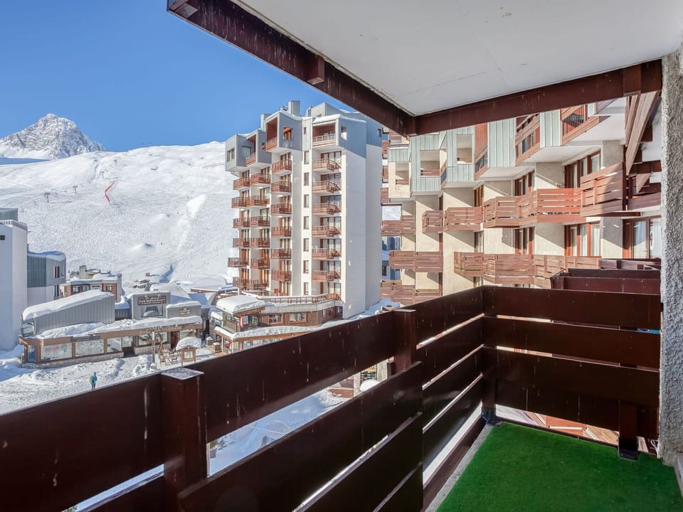 Building, Sky, Window, Wood, Lighting, Architecture, Urban Design, House, Snow, Condominium