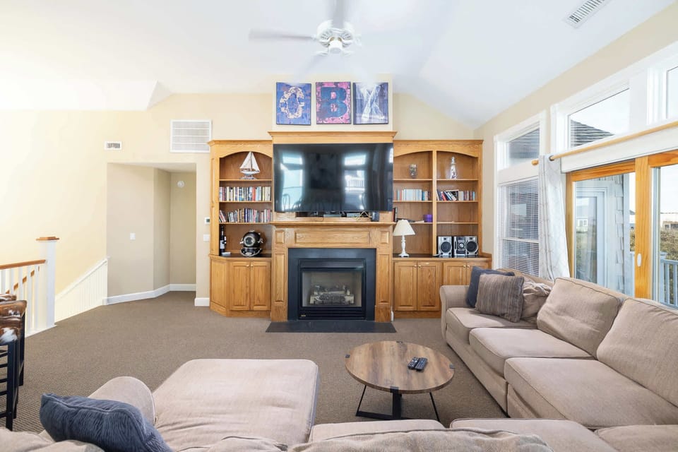 Top Level Living Area (Fireplace: decorative only)