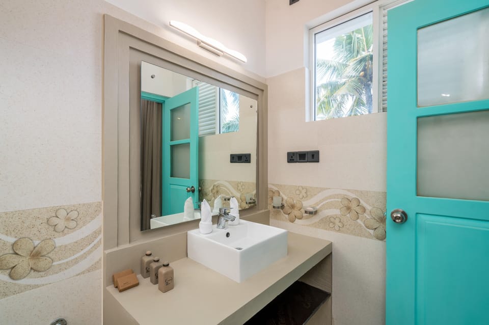 Deluxe Double Room, Partial Ocean View | Bathroom | Shower, rainfall showerhead, free toiletries, hair dryer
