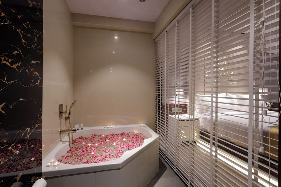 Luxury Suite | Portable bathtub seat