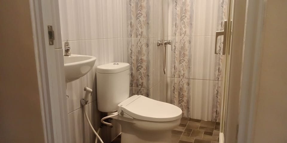 Economy Room | Bathroom | Shower, towels