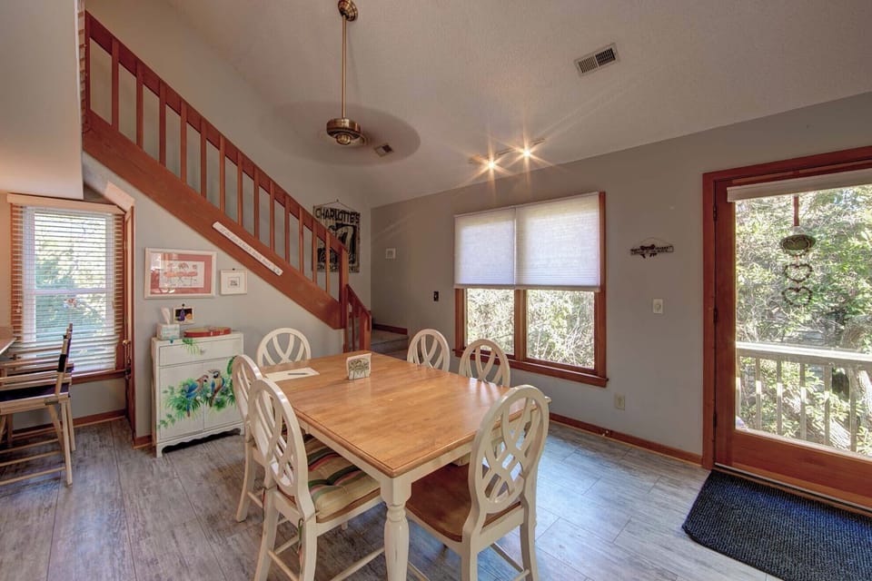 Dining Area (3)