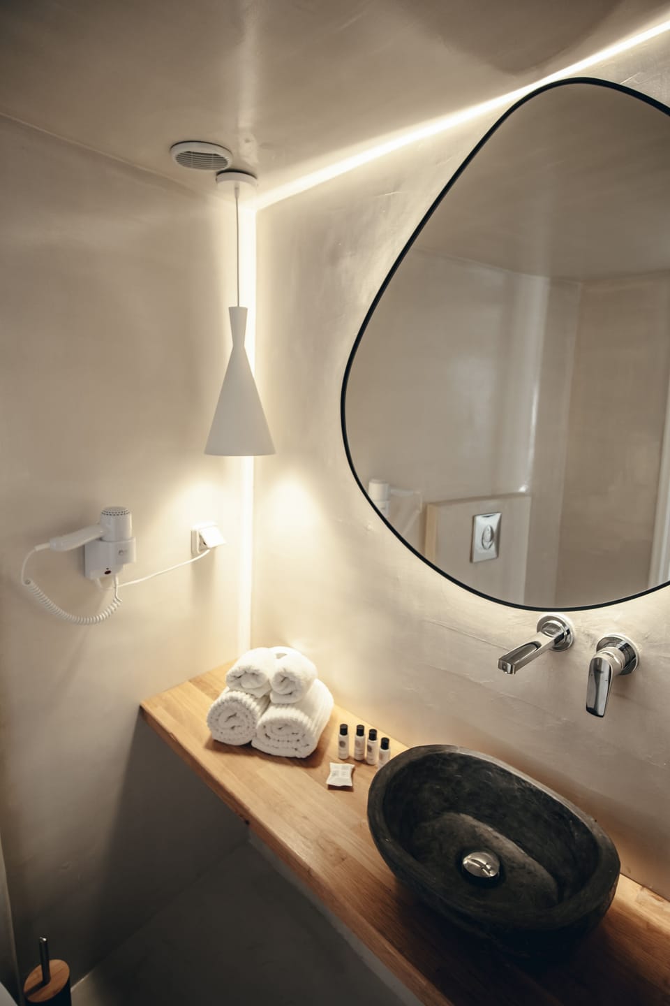 Shower, free toiletries, hair dryer, bathrobes