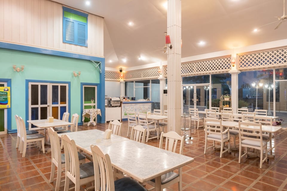 2 restaurants; breakfast, lunch, and dinner served
