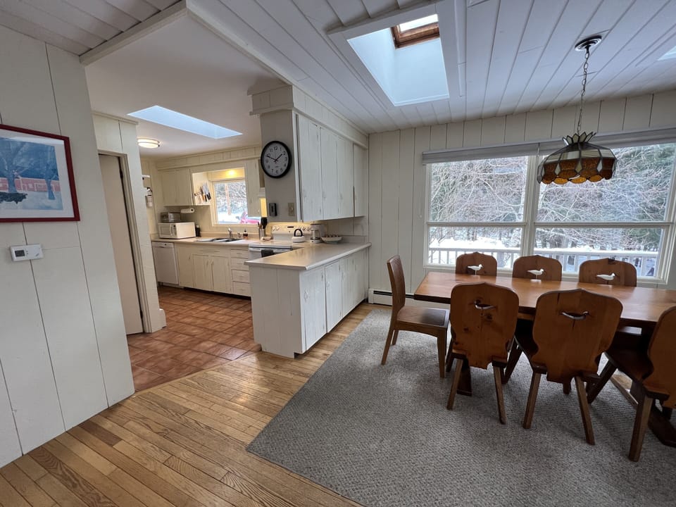 Open floor plan with integrated dining area, living room and kitchen 