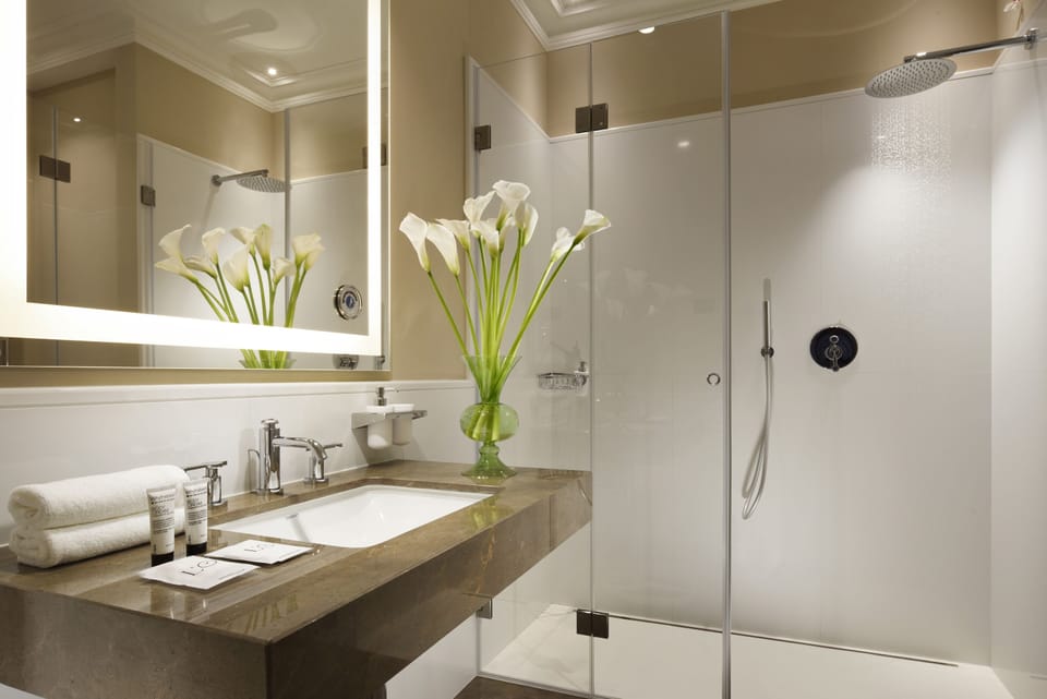 Deluxe Tiziano | Bathroom | Eco-friendly toiletries, hair dryer, bathrobes, slippers