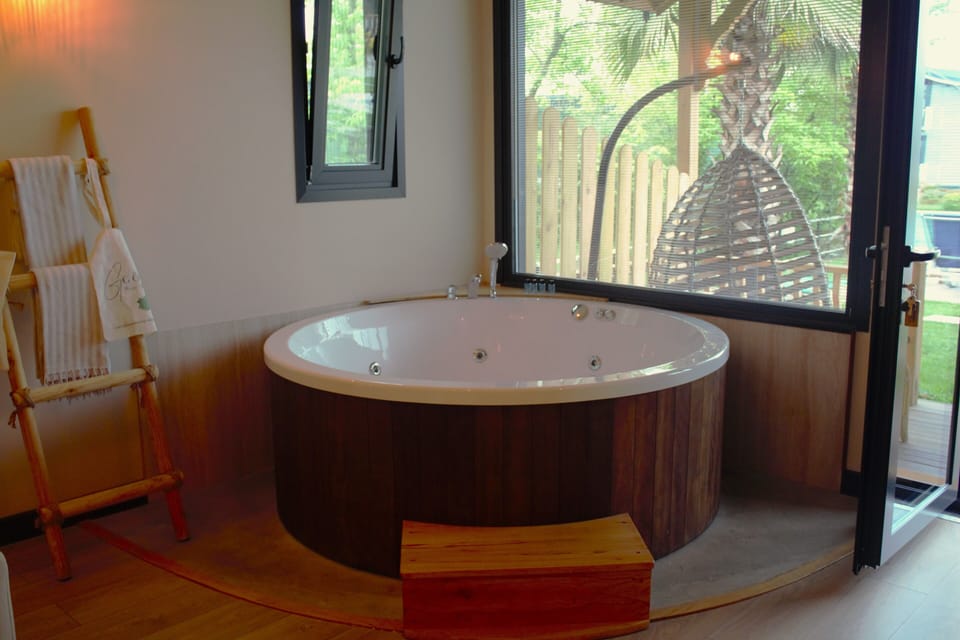 Senior Suite | Jetted tub
