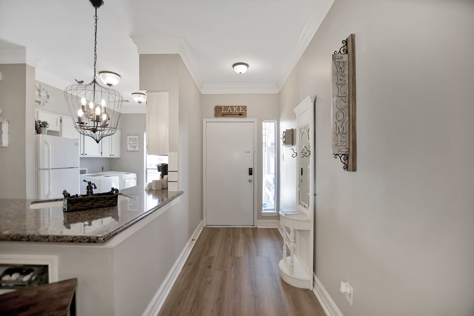 Upscale Escape on Lake Conroe in April Sound! “On Lake Time” 3-2 on First Floor! Apartment in Lake Conroe