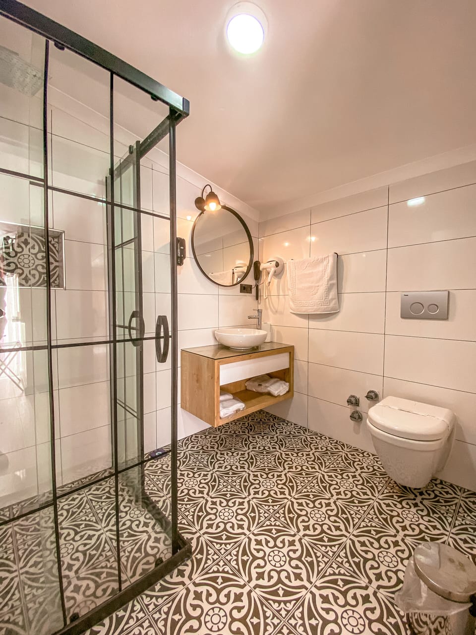 Panoramic Room, Multiple Beds, Non Smoking, Mountain View | Bathroom | Shower, hydromassage showerhead, free toiletries, hair dryer