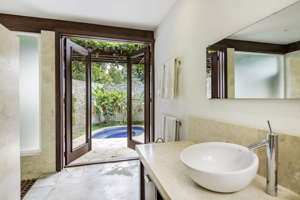 Deluxe Villa | Bathroom | Separate tub and shower, jetted tub, free toiletries, hair dryer