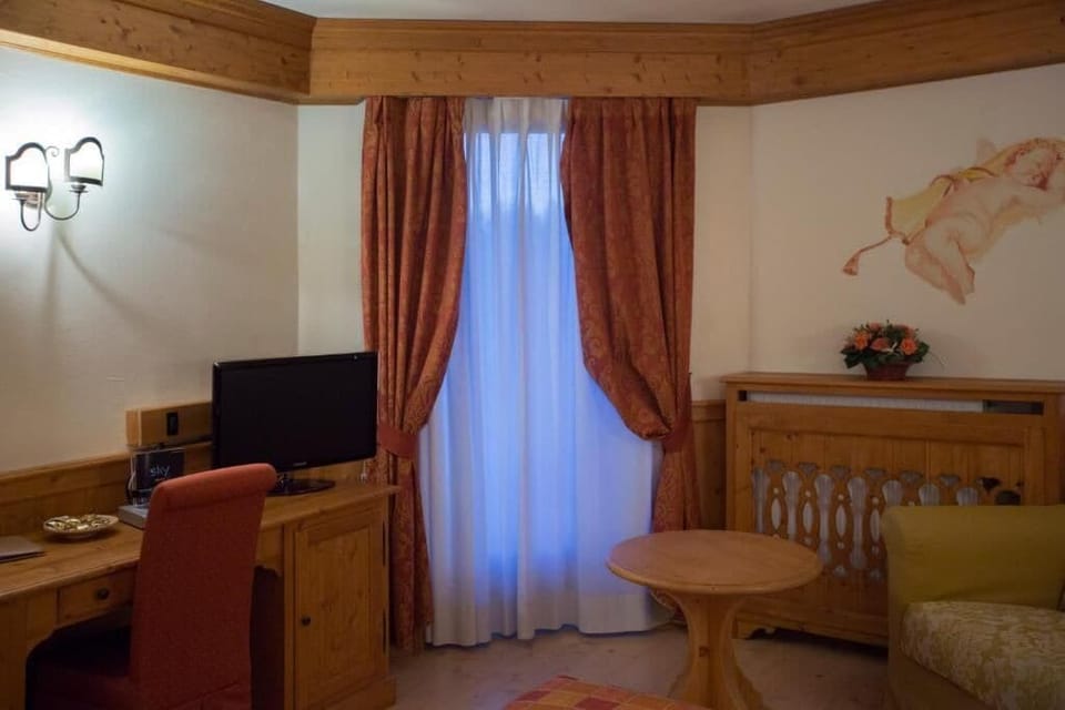 Minibar, in-room safe, desk, blackout drapes