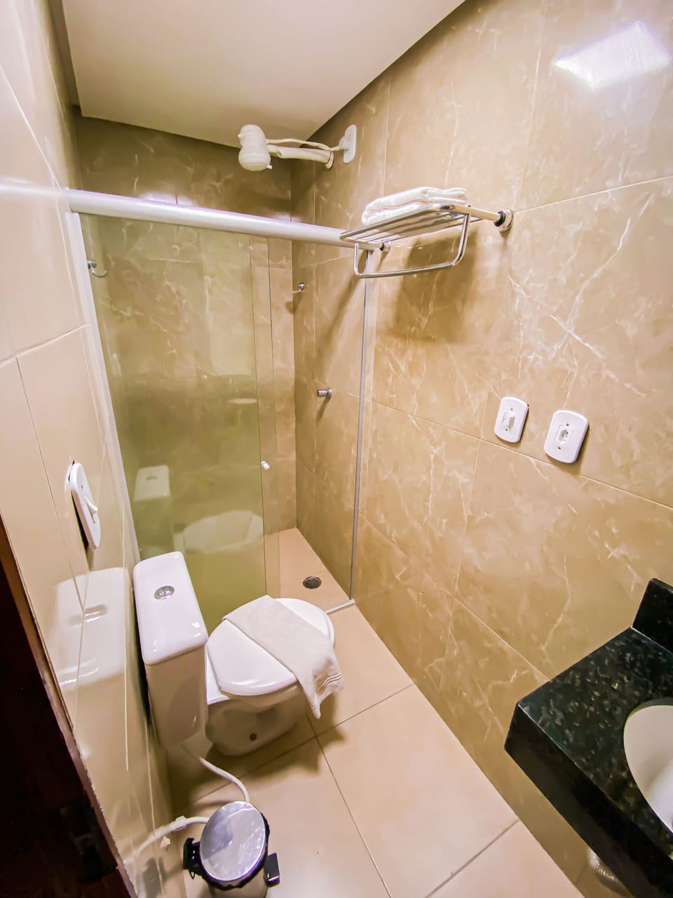 Apartamento Individual | Bathroom | Shower, towels