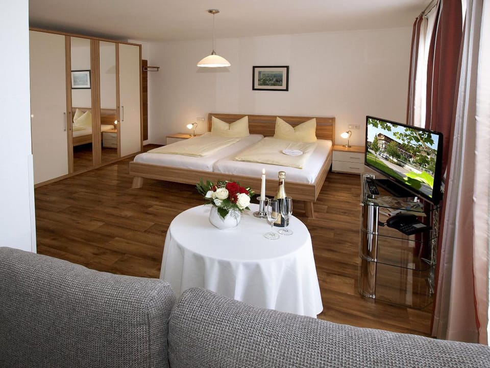 Double Room | Desk, free WiFi, bed sheets