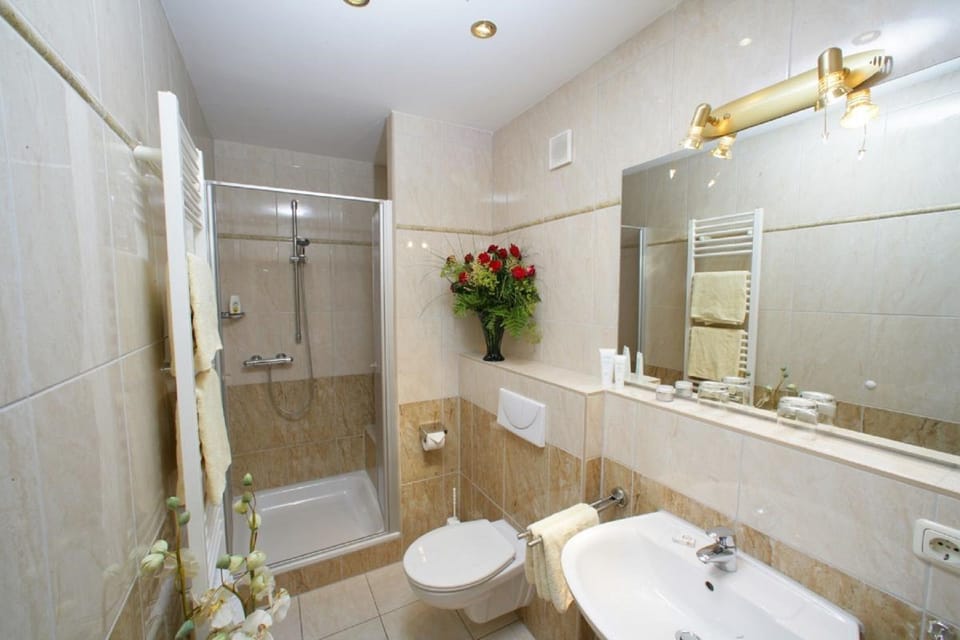 Double Room | Bathroom | Shower, hair dryer, towels