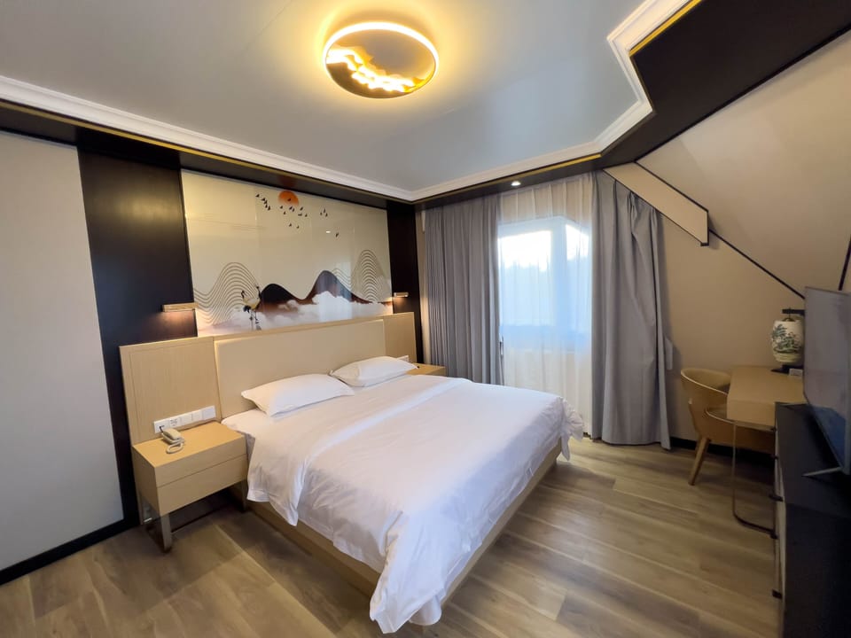 Double Room | In-room safe, desk, laptop workspace, blackout drapes