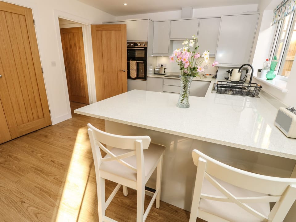 Cottage | Private kitchen | Fridge, dishwasher, electric kettle, toaster