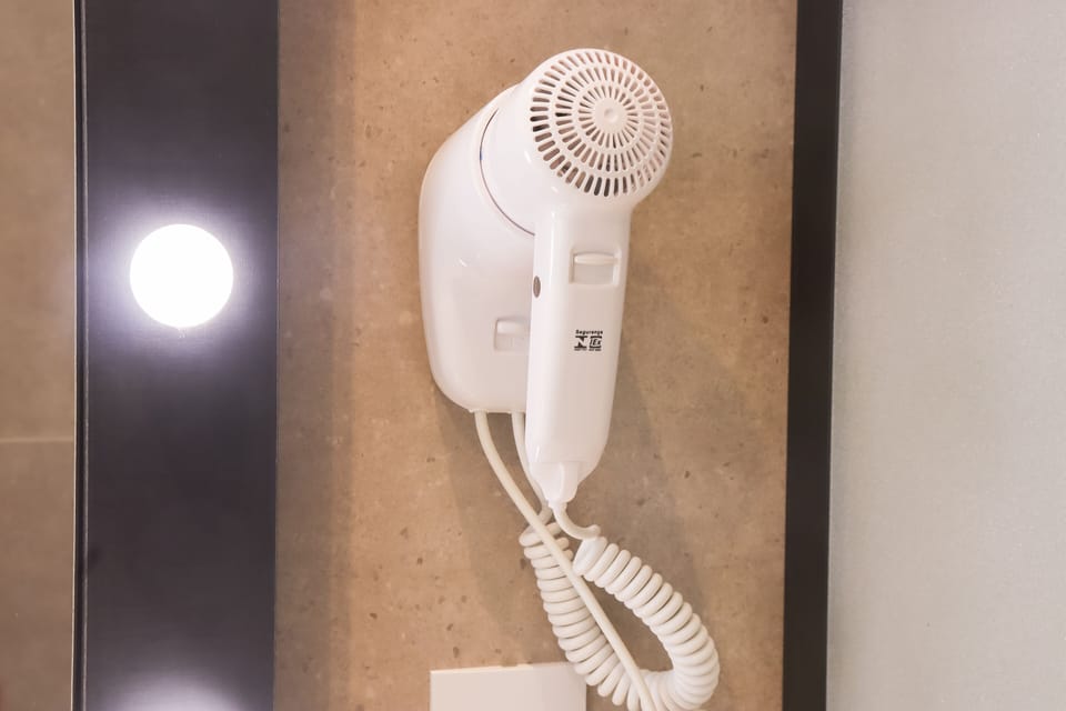 Apartamento Presidencial | Bathroom | Free toiletries, hair dryer, towels, soap
