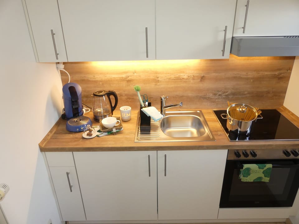 Apartment, Private Bathroom, Garden View | Shared kitchen