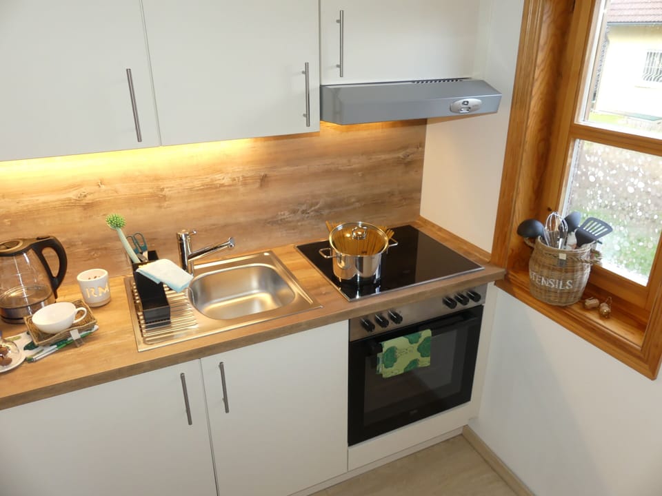 Apartment, Private Bathroom, Garden View | Shared kitchen