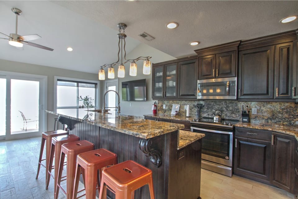 Kitchen. Fully stocked with basic cookware.