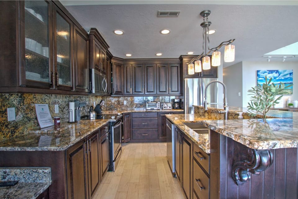 Kitchen. Fully stocked with basic cookware.