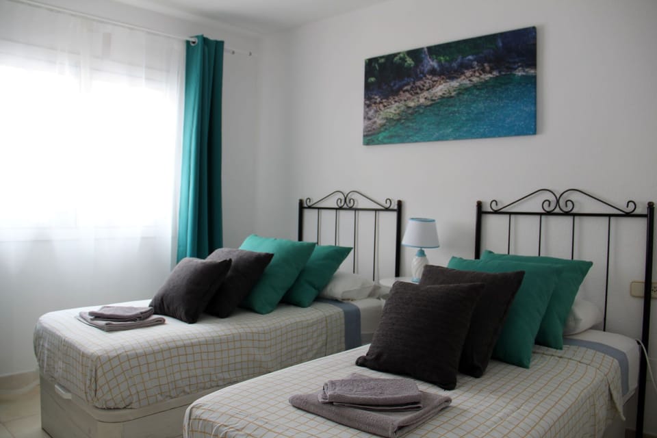 Spacious bedroom with 2 single beds