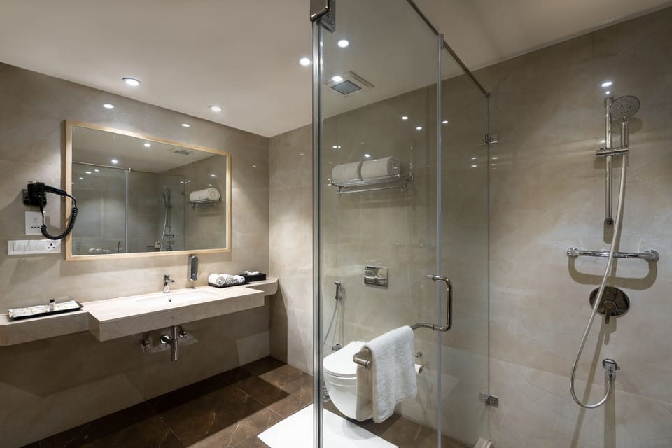 Shower, rainfall showerhead, free toiletries, hair dryer