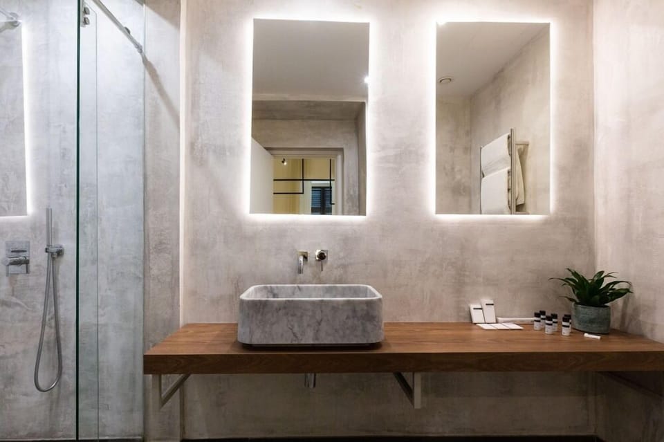 Deluxe Double Room | Bathroom | Shower, free toiletries, hair dryer, towels