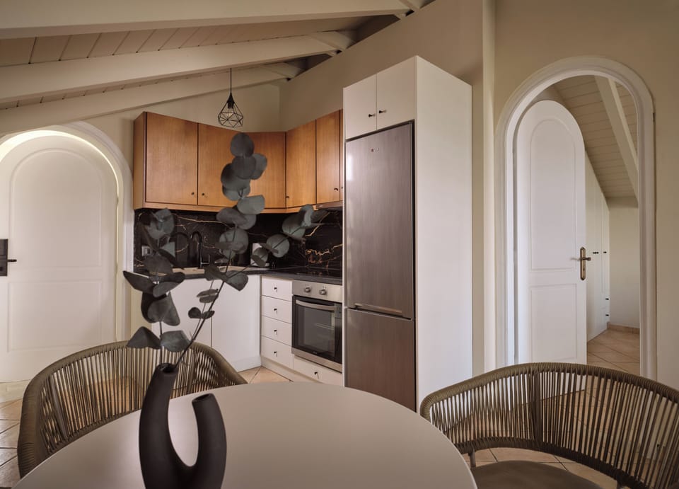 Loft Executive Suite Pool View | Private kitchen | Espresso maker, coffee/tea maker, electric kettle