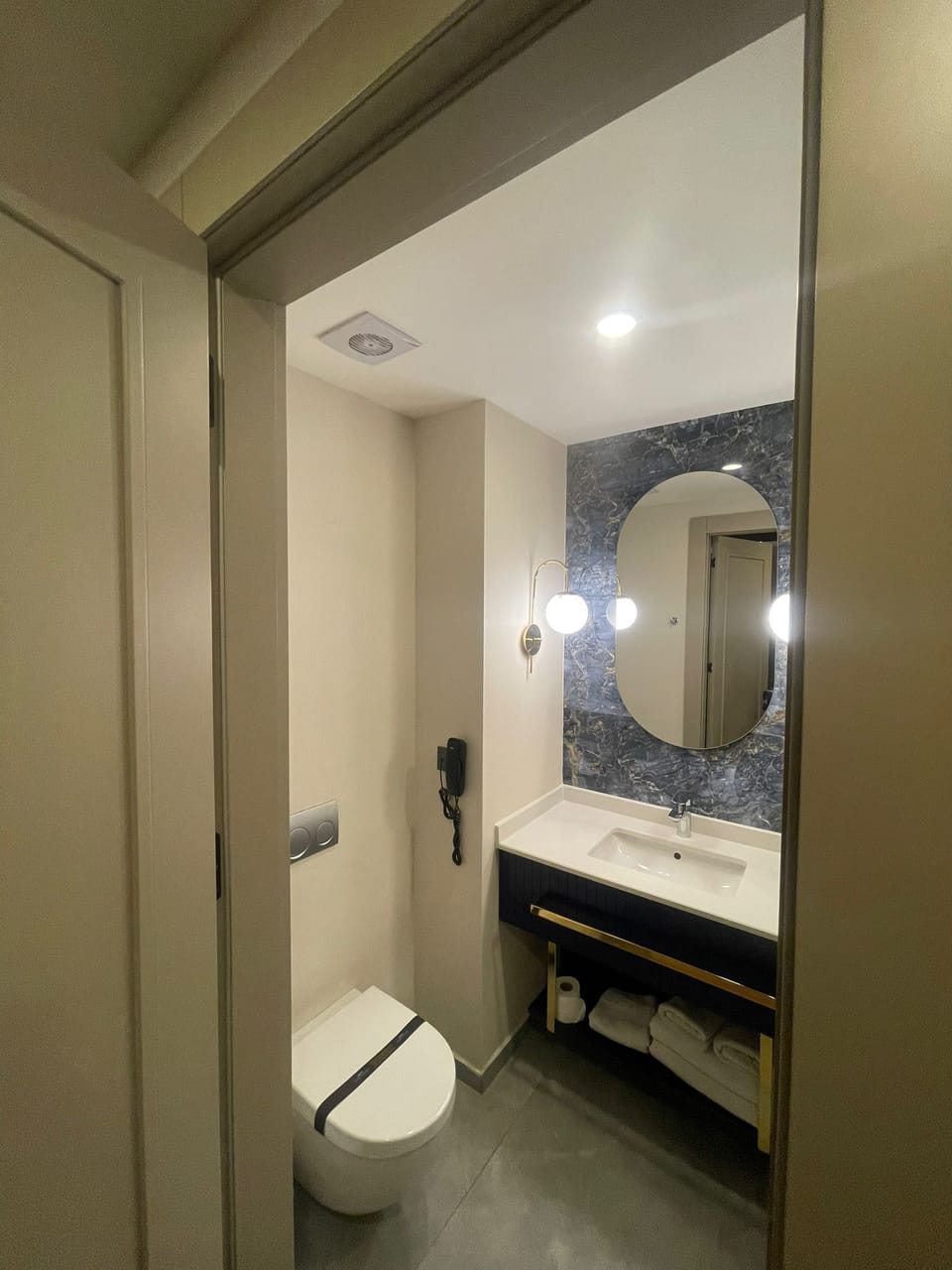 Shower, rainfall showerhead, free toiletries, hair dryer