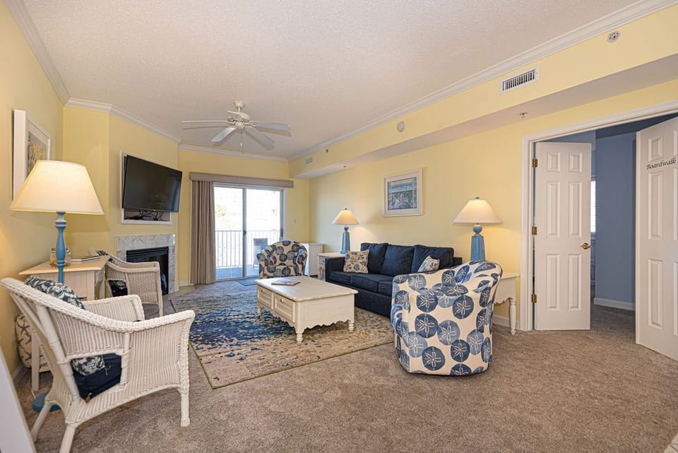 Astoria 201-203, Living Area Unit 201 