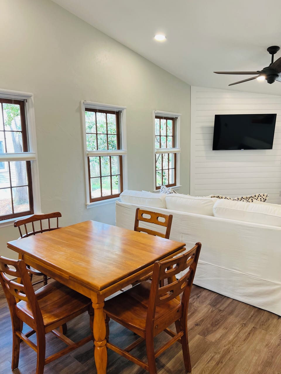 Dining Area with Seating for 4