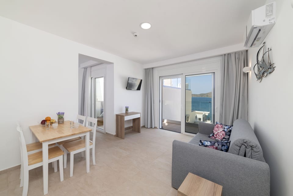 Junior Suite Sea View Outdoor Jaccuzzi | Living area | Flat-screen TV