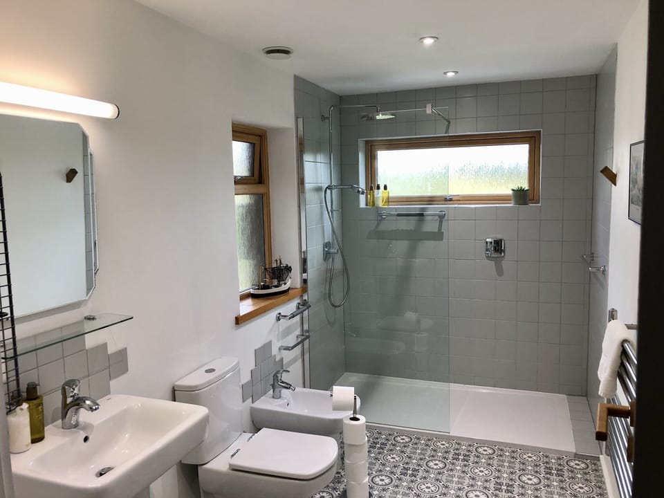Ground floor bathroom with shower. Fluffy towels, Arran Aromatics toiletries inc