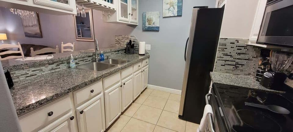 Apartment, 2 Bedrooms | Private kitchen | Fridge, oven, coffee/tea maker, toaster