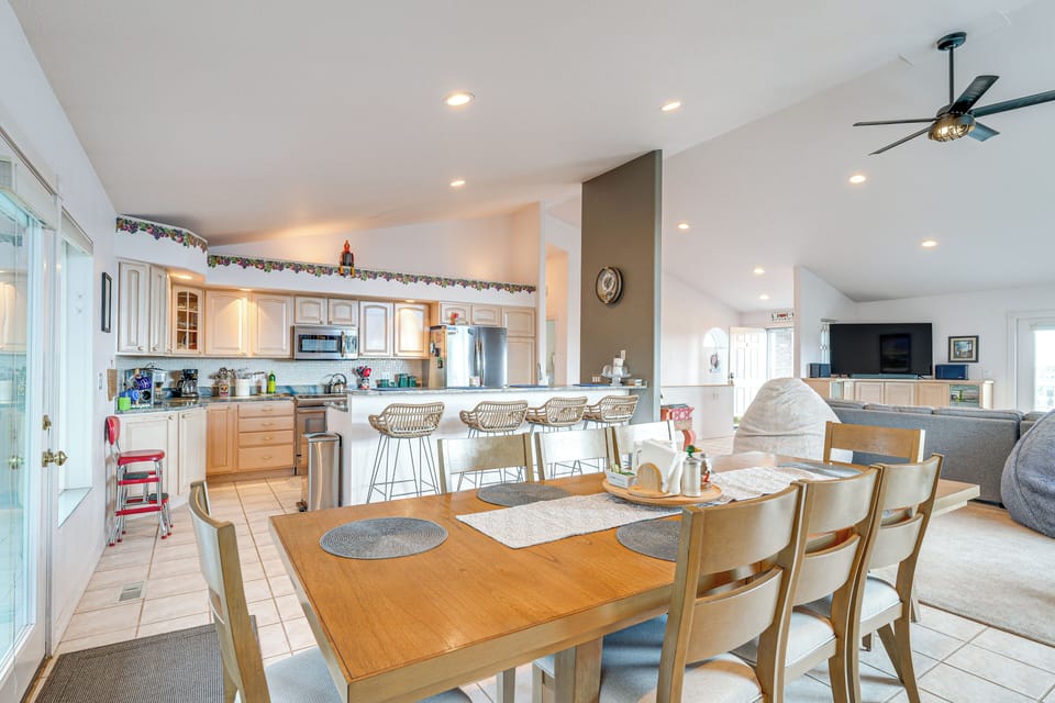 Dining Area | Upper Level | Dishware & Flatware Provided