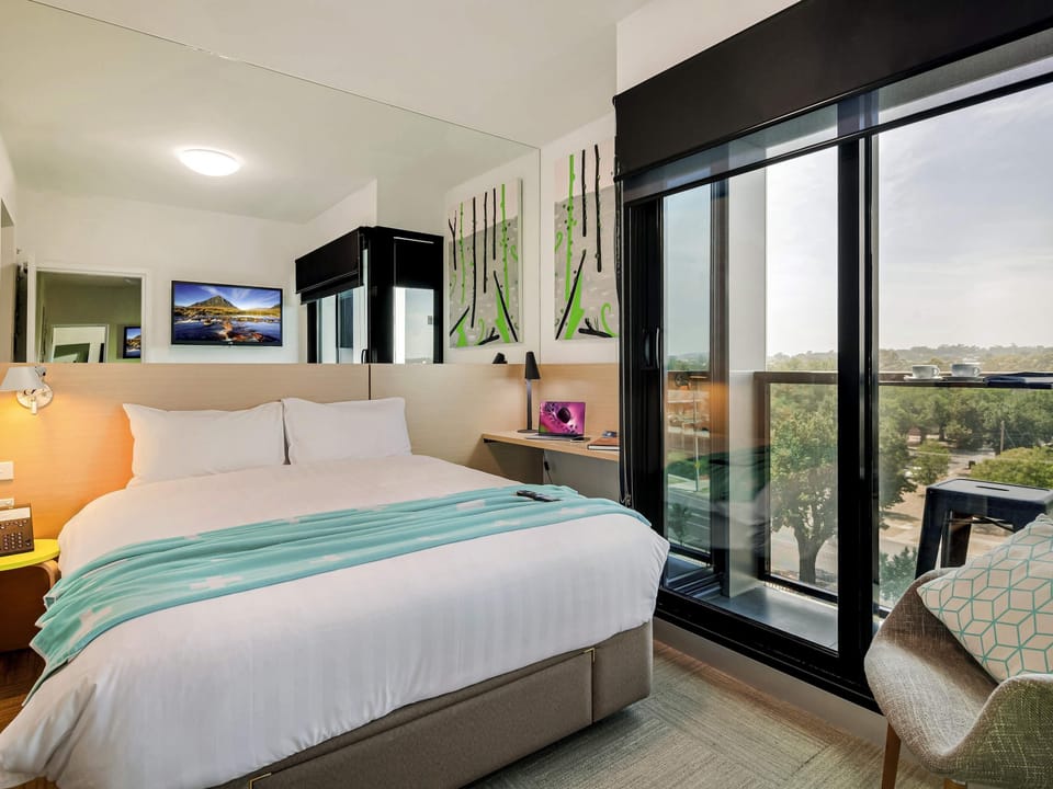 Minibar, in-room safe, individually decorated, individually furnished