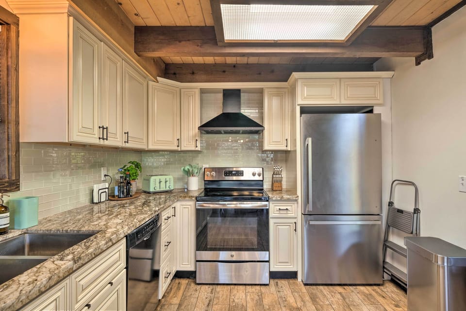 Kitchen | Main Level