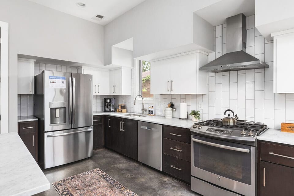 Spacious kitchen that is fully equipped for all of your cooking needs.