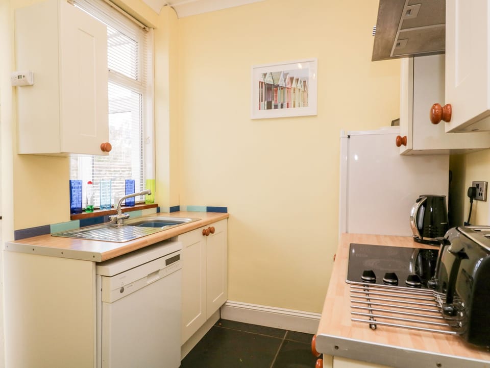 Cottage | Private kitchen | Fridge, dishwasher, electric kettle, toaster