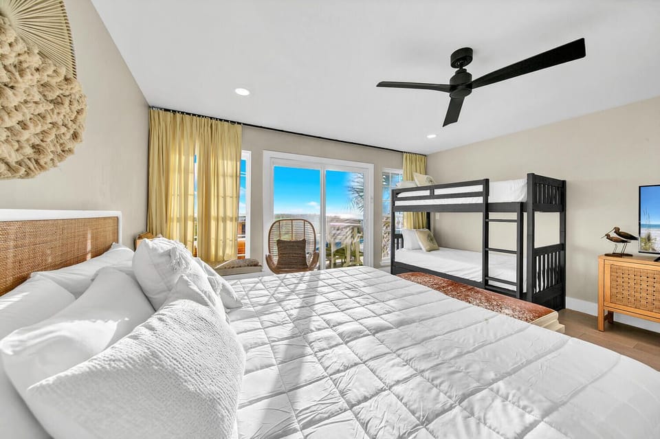 Guest room with 3 beds